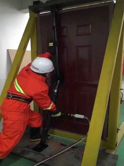 一款可以同时打开内开门和外开门的破门神器！