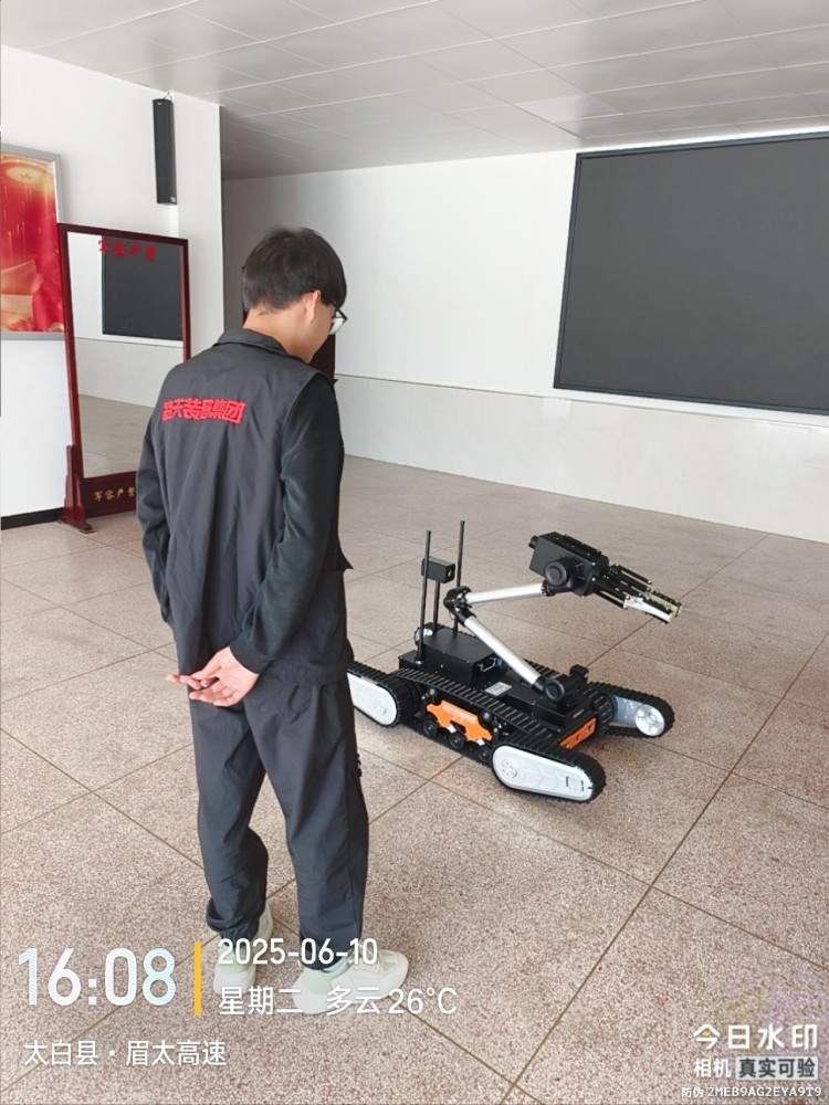 1762155030244831.jpg 双摆臂排爆机器人验收1.jpg
